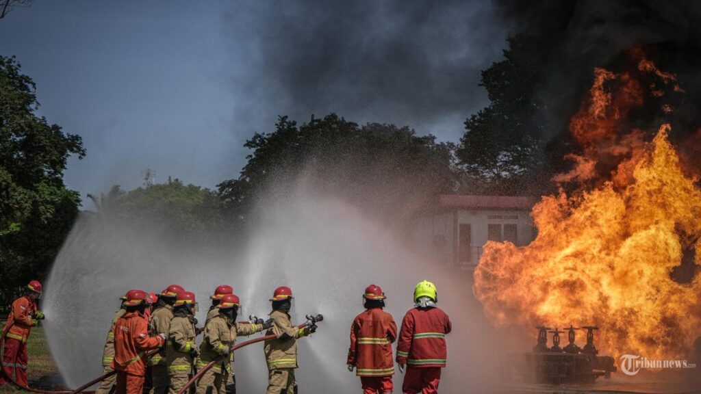 pabrik-minyak-di-bekasi-terbakar-16-unit-mobil-pemadam-dikerahkan_a471e22.jpg