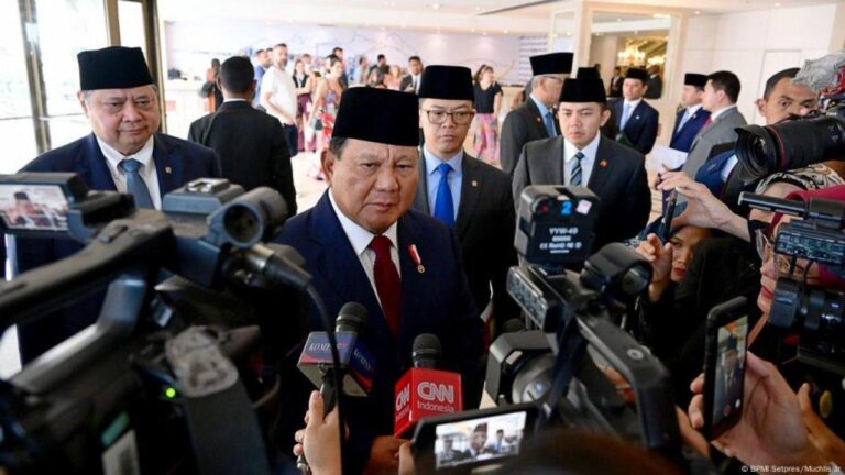 prabowo-ke-kabinet-saya-beri-peringatan-korupsi-harus-berhenti_5062e01.jpg