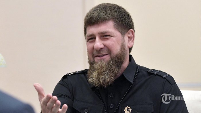 ramzan-kadyrov-bereaksi-serangan-drone-ukraina-menewaskan-warga-sipil-di-ibu-kota-chechnya-grozny_230550e.jpg