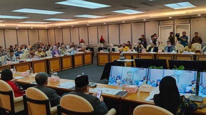 rapat-perdana-di-dpr-mensesneg-paparkan-program-prioritas-tahun-2025_fff8072.jpg