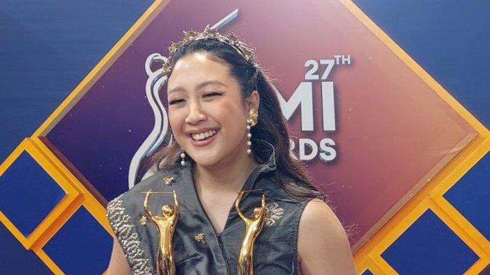 sherina-munaf-bawa-pulang-2-piala-ami-awards-tak-sia-sia-absen-mandi_dfffd1b.jpg