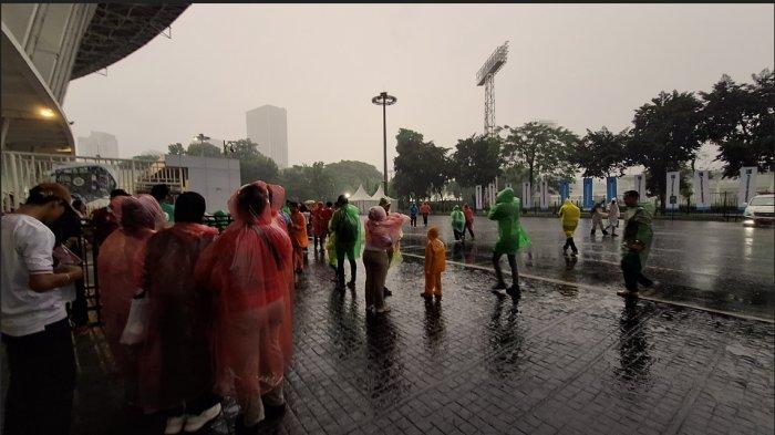 tiga-jam-sebelum-kick-off-timnas-indonesia-vs-arab-area-sugbk-diguyur-hujan-deras_a718c40.jpg