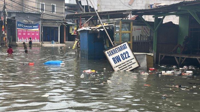 air-laut-tumpah-ke-daratan-jakarta-rumah-roboh-usaha-warga-tutup-hingga-harus-utang-demi-hidup_532acd8.jpg