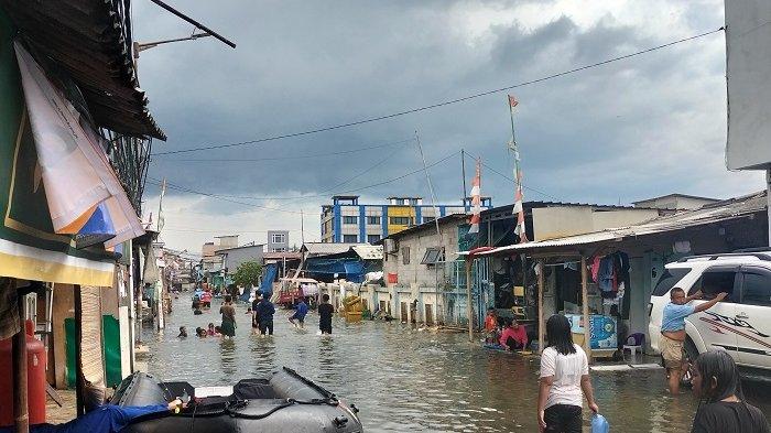 banjir-rob-masih-rendam-kawasan-muara-angke-jakut-warga-masih-memilih-tak-mengungsi_70fa69b.jpg