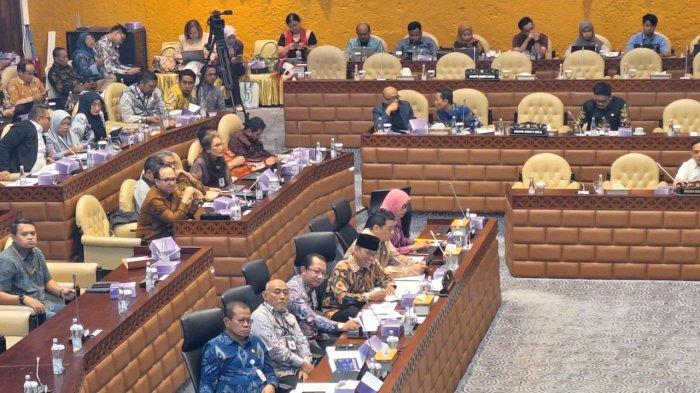 banyak-kades-diproses-hukum-kini-pihak-dpr-usul-dana-desa-naik-jadi-rp140-triliun_12c43cb.jpg