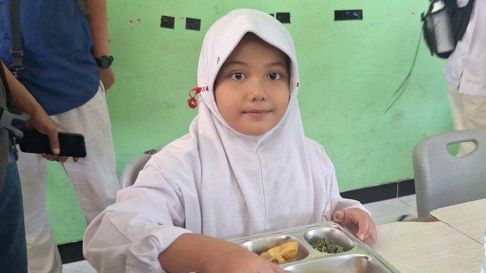 ekspresi-murid-sd-di-jakarta-saat-dapat-makan-bergizi-gratis-antusias-antre-dan-suka-menunya_65b5d4e.jpg