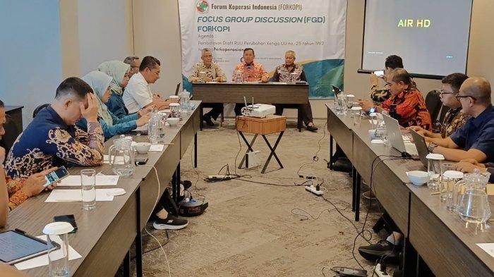 fgd-forkopi-dan-kementerian-koperasi-bahas-poin-poin-draft-revisi-ruu-perkoperasian_7ad394a.jpg