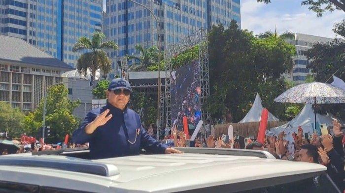 gemuruh-warga-sambut-iring-iringan-presiden-wapres-di-jl-thamrin-prabowo-gibran-selamat-bekerja_3f17afe.jpg