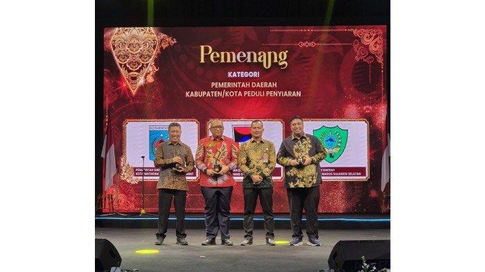 hanya-diraih-2-kota-di-indonesia-pemko-padang-raih-kpi-award-2024-_66041ac.jpg