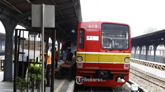 imbas-banjir-rob-sejumlah-perjalanan-krl-rute-jakarta-kota-tanjung-priok-terganggu_593d36a.jpg