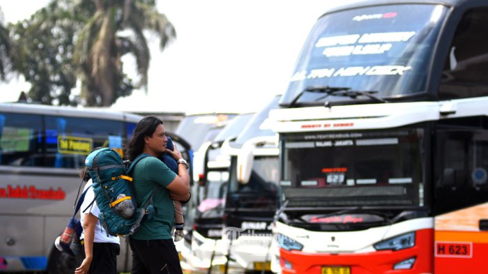 kemenhub-tempel-stiker-merah-pada-bus-tak-laik-jalan-untuk-mudik-natal-tahun-baru-2025_51d5c6b.jpg