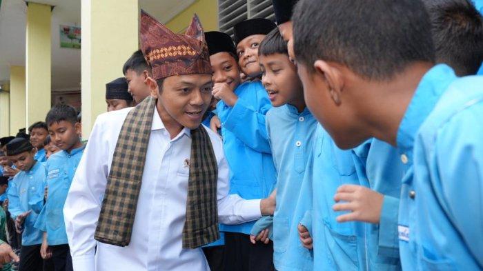 kunjungi-sekolah-di-sumbar-wamendikdasmen-tegaskan-komitmen-pendidikan-bermutu-untuk-semua_b42c334.jpg