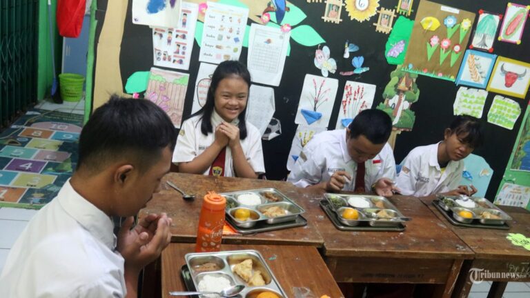 makan-bergizi-gratis-jadi-pendidikan-karakter-ajarkan-spiritualitas-hingga-table-manner_1645455.jpg