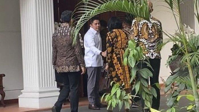 mayor-teddy-siapkan-seragam-warna-putih-khaki-untuk-menteri-yang-ikut-pembekalan-di-akmil-magelang_5402952.jpg