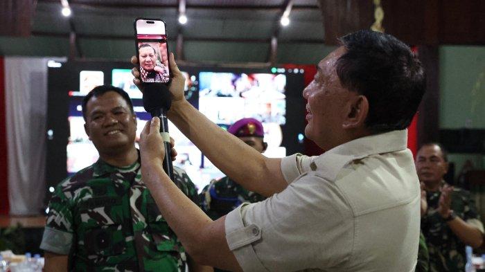 menhan-sjafrie-video-call-presiden-prabowo-saat-rayakan-tahun-baru-bareng-prajurit-tni-di-papua_35631c2.jpg