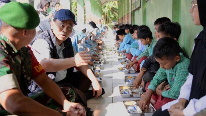 menkop-budi-arie-tinjau-program-uji-coba-makan-bergizi-gratis-di-sukabumi_98db77c.jpg