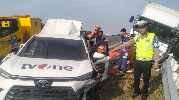 mobil-tvone-yang-kecelakaan-di-tol-pemalang-perjalanan-ke-jakarta-usai-liput-debat-cagub-jateng_c96fa05.jpg