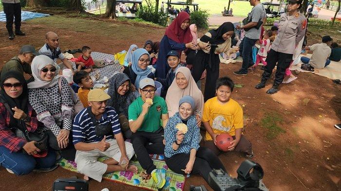 momen-cak-imin-bersama-istri-duduk-lesehan-makan-opak-bareng-pengunjung-kebun-binatang-ragunan_b90c2a8.jpg