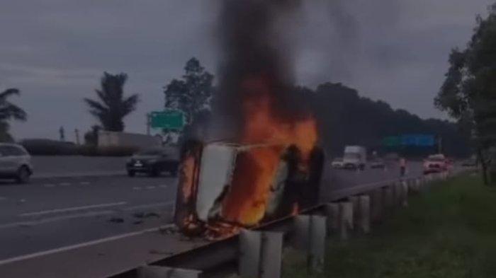 nyalip-dari-kiri-pikap-putih-hangus-terbakar-usai-hantam-pantat-bus-murni-di-tol-balaraja-barat_6ea5c5c.jpg