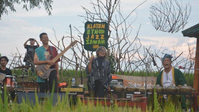 padukan-musik-tradisi-dan-jazz-di-tengah-sawah-klaten-trie-utami-lantunkan-lagu-sekitar-kita_70cb669.jpg