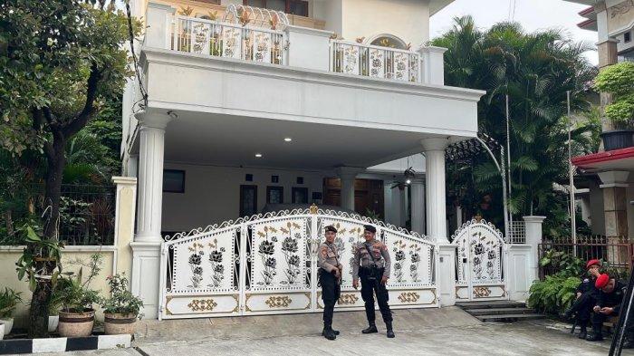 polisi-bersenjata-bersiaga-di-depan-rumah-hasto-kristiyanto-saat-kpk-lakukan-penggeledahan_443a5fd.jpg