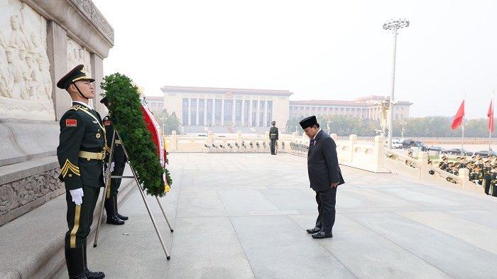 presiden-prabowo-kunjungi-monumen-pahlawan-rakyat-tiananmen-beijing_51154a4.jpg