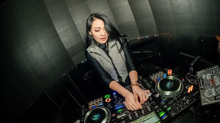 profil-dj-leony-ang-disc-jockey-yang-sempat-dikabarkan-meninggal-dalam-kebakaran-glodok-plaza_1489ac5.jpg