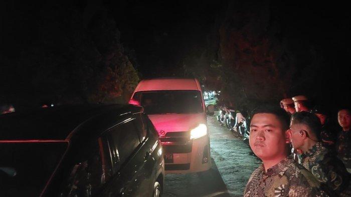 puluhan-mobil-mewah-calon-menteri-prabowo-kena-macet-sepulang-pembekalan-di-hambalang_1d5a4e7.jpg