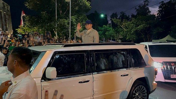 saat-prabowo-nongol-dari-sunroof-maung-garuda-sapa-warga-yang-menunggu-di-depan-akmil-magelang_93efd50.jpg