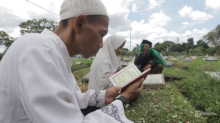 6-tata-cara-ziarah-kubur-jelang-ramadhan-2025-lengkap-dengan-tuntunan-bacaan-doanya_bc622ff.jpg