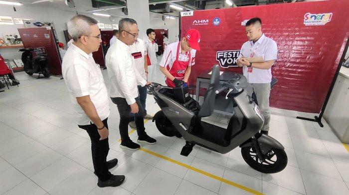 ahm-gunakan-motor-listrik-em1-e-untuk-uji-keterampilan-siswa-dalam-festival-vokasi-satu-hati_46164ea.jpg