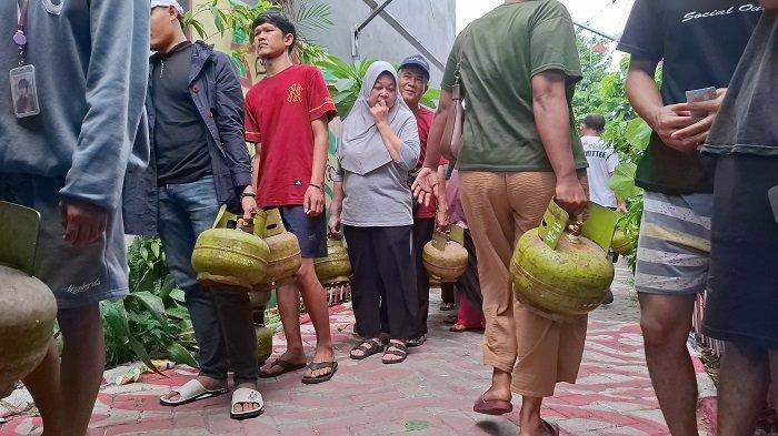 antrean-warga-beli-gas-elpiji-3-kg-di-ciledug-tangerang-mengular-hingga-sebabkan-kemacetan_16096fa.jpg