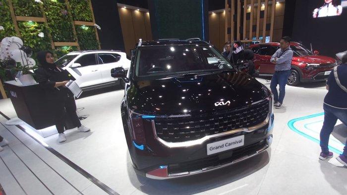 dua-pilihan-mobil-keluarga-dari-pabrikan-korea-kia-carnival-dan-carens-di-iims-2025_1b895e1.jpg