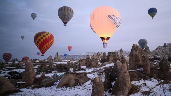 foto-foto-balon-udara-motif-keffiyeh-palestina-bentuk-protes-genosida-gaza-mengudara-di-cappadocia_0324be6.jpg