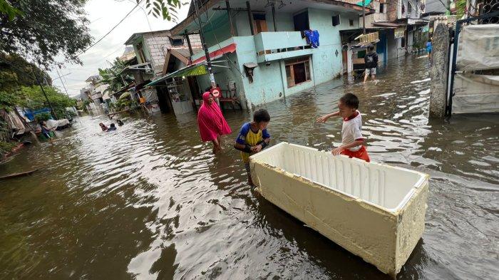 genangan-air-setinggi-30-cm-masih-rendam-wilayah-grogol-jakarta-barat-rabu-29-januari-sore_881791f.jpg