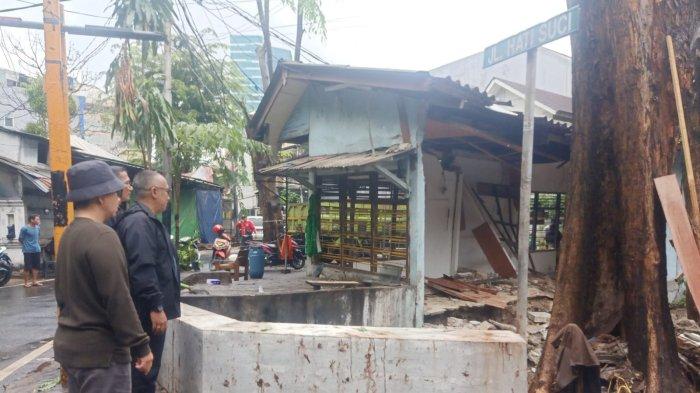 kantor-rw-di-tanah-abang-jakarta-pusat-roboh-imbas-hujan-deras-selasa-malam-_67e443c.jpg