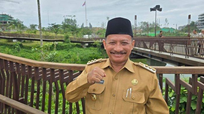 kpk-panggil-bupati-situbondo-karna-suswandi-di-polres-bondowoso_a5540ff.jpg