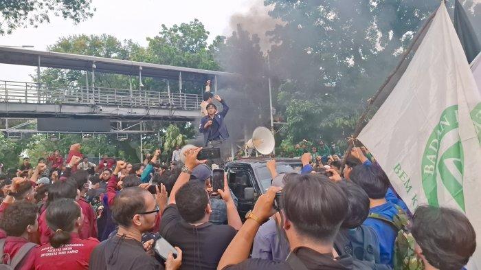 mahasiswa-protes-banyak-intel-saat-demo-indonesia-gelap-ngapain-sih-kami-diculik-culik_9f3a4fe.jpg