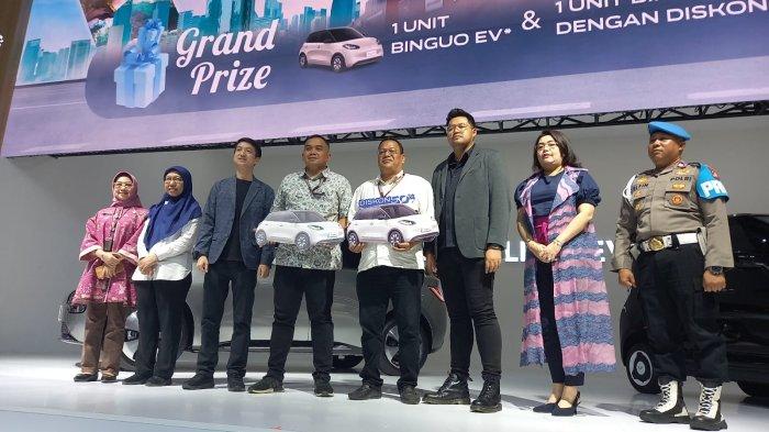 menang-program-grand-prize-year-end-sale-susilani-sutjipto-bawa-pulang-wuling-binguoev_a56057b.jpg