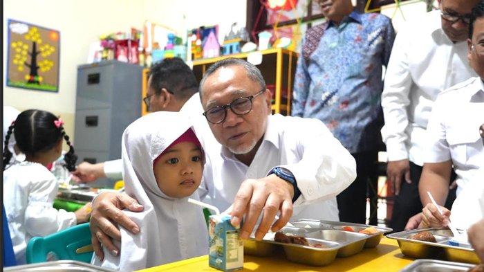 menko-zulhas-pastikan-program-makan-bergizi-gratis-memperhatikan-standar-gizi-untuk-para-siswa_d83e783.jpg