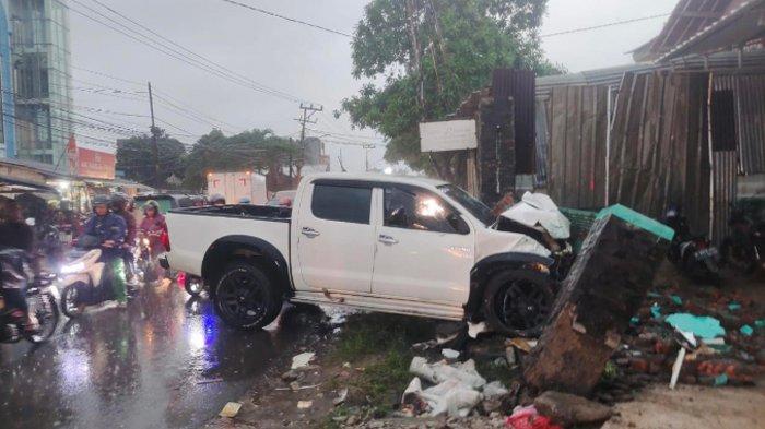 mobil-hilux-tabrak-10-kendaraan-di-kota-tangerang-hingga-pagar-tembok-gudang-besi-roboh-_893f1e3.jpg