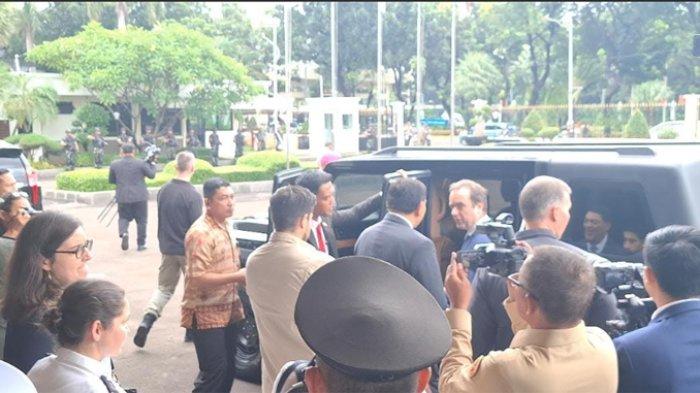 momen-menhan-sjafrie-satu-mobil-dengan-menhan-prancis-ke-kediaman-prabowo-di-hambalang-pakai-maung_04dad1d.jpg