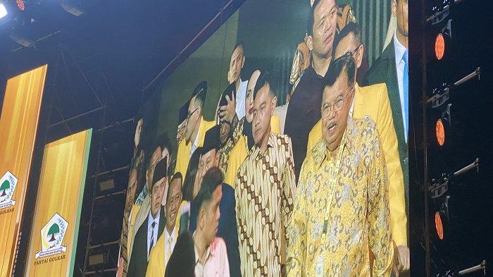 momen-prabowo-gibran-dikawal-bahlil-dan-jusuf-kalla-saat-hadiri-puncak-perayaan-hut-golkar_d7b6d53.jpg