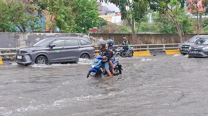 nekat-terjang-banjir-sejumlah-motor-mogok-di-grogol-petamburan-jakarta-barat_7b4f95b.jpg