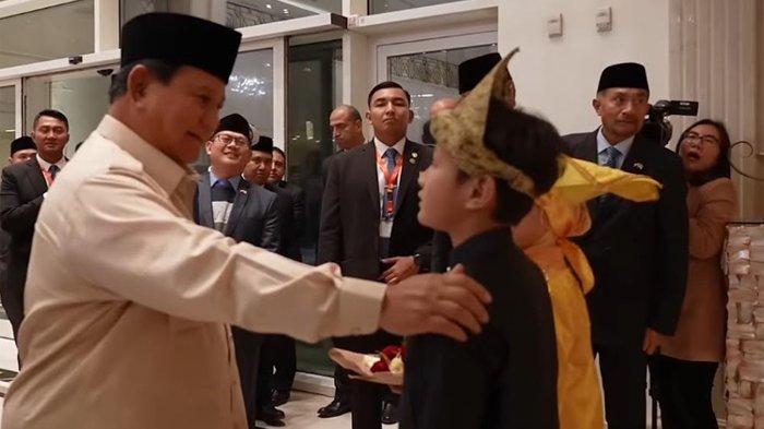 pelajar-sd-di-kairo-mesir-senang-sekaligus-bangga-bisa-bertemu-dan-berjabat-tangan-dengan-prabowo_8009e6f.jpg