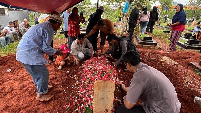 polisi-dalami-dugaan-pembunuhaan-di-kasus-satu-keluarga-tewas-diduga-terjerat-pinjol-di-tangsel_258c20d.jpg