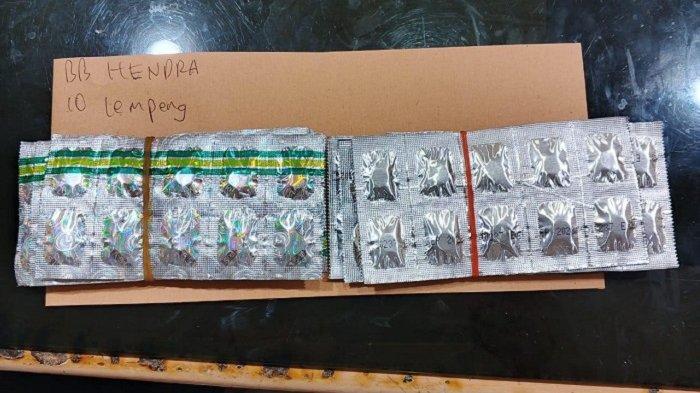 polisi-tangkap-dua-pengedar-obat-terlarang-di-jembatan-tinggi-jakarta-pusat_7c866ed.jpg