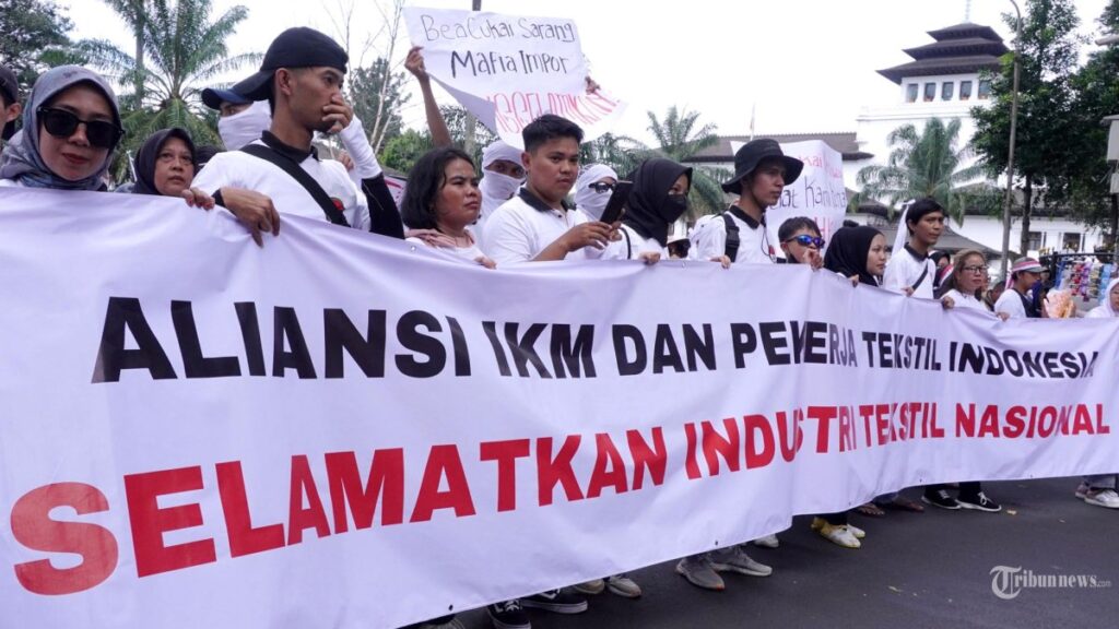 prabowo-diminta-hajar-penyelundup-yang-bikin-industri-tekstil-ri-ambruk_af7ff83.jpg