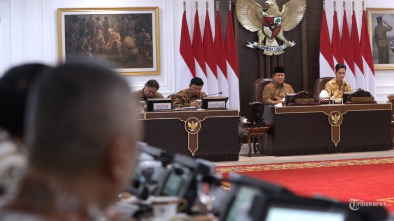 prabowo-ke-menteri-kabinet-merah-putih-kurangi-perjalanan-luar-negeri-jangan-mengada-ada_ca10a00.jpg