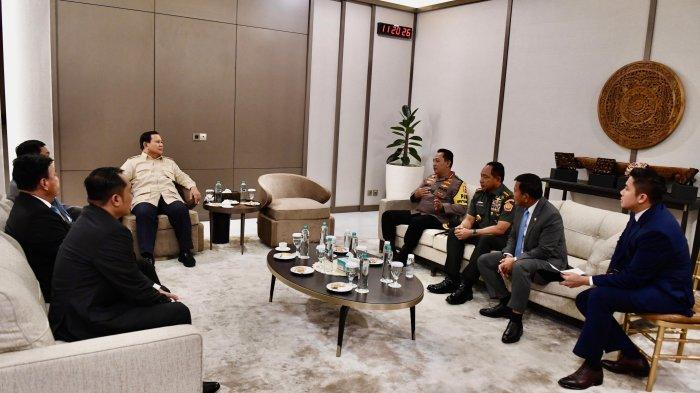 presiden-prabowo-langsung-gelar-ratas-di-pangkalan-udara-halim-perdanakusuma-usai-tiba-dari-mesir-_8bcf4f3.jpg